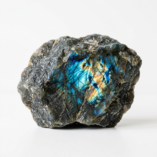 Labradorite ผลึกเทาทึบที่แสดง Labradorescence สีน้ำเงินทองเมื่อแสงกระทบ — Amethez Crystal Atlas