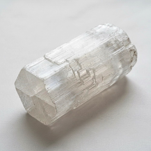 แท่ง Selenite สีขาวโปร่งแสง เปล่งประกายคล้ายแสงจันทร์ — Amethez Crystal Atlas